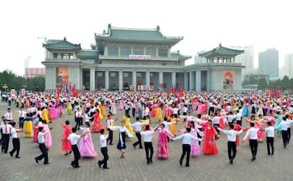 Baile para celebrar el día nacional de Corea del Norte