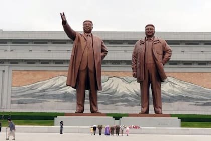 Monumentos de Kim Il-Sung (izquierda) y Kim Jong-Il (derecha) en Pyongyang