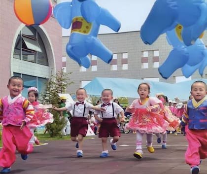 Niños de un orfanato en Pyongyang