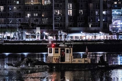 WASHINGTON, DC - 29 DE ENERO: Unidades de respuesta de emergencia realizan operaciones de búsqueda y rescate en el río Potomac cerca del aeropuerto Ronald Reagan de Washington el 29 de enero de 2025 en Washington, DC