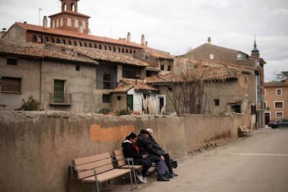 Los antiguos habitantes que nunca abandonaron el pueblo siguen disfrutando de la tranquilidad de sus calles.