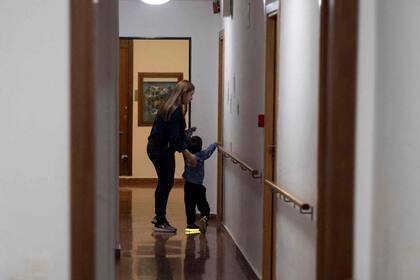 El centro acoge a personas de Venezuela, Colombia, Perú, Mali, Nigeria, Burkina Faso, Senegal, Afganistán y Ucrania, una cuarta parte de ellos niños en edad escolar. 