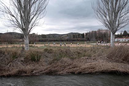 Entre la espera a ser admitidos y las tareas cotidianas, los refugiados realizan diferentes actividades como jugar al fútbol.