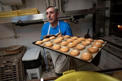 El panadero Jesús Peribáñez, de 64 años, prepara una tanda de pasteles en su panadería, además reparte pan a 14 pueblos cercanos, y próximo a la jubilación, está intentando que alguien continúe con su negocio.