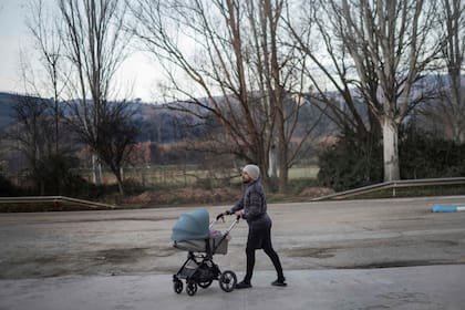 "Vienen con muchas historias duras, con mochilas cargadas de mucho sufrimiento y creo que vienen con una capacidad de generosidad, de empatía, de resiliencia, que facilita mucho el contacto, las relaciones positivas y la fraternidad", sostiene Elena Orús, directora del centro. 
