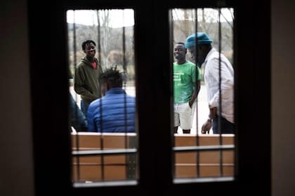 Varios refugiados se reúnen frente a la residencia de la asociación Accem.