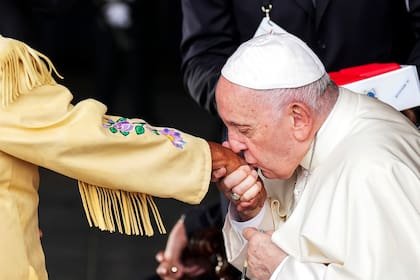 El Papa Francisco besa la mano del sobreviviente de la escuela residencial Elder Alma Desjarlais de la Primera Nación de Frog Lake cuando llega a Edmonton, Alberta, Canadá, el 24 de julio de 2022