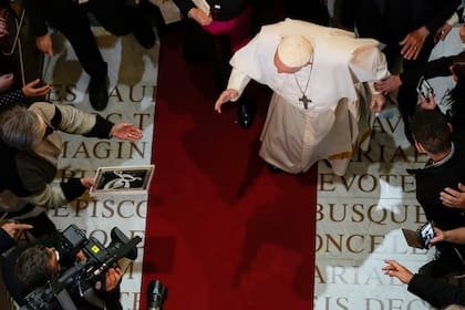 El papa Francisco camina dentro del santuario nacional Ta' Pinu en Gharb, en la isla maltesa de Gozo, el 2 de abril de 2022