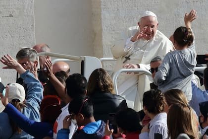 El Papa Francisco en el papamóvil en la Plaza de San Pedro, el 20 de abril de 2022