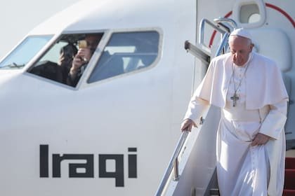El Papa Francisco llega al aeropuerto internacional de Erbil antes de su reunión con el presidente de la región del Kurdistán, Nechirvan Barzani, como parte de su visita al Kurdistán, el 7 de marzo de 2021