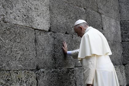 El papa Francisco reza frente al muro de la muerte en el antiguo campo de concentración de Auschwitz en Oswiecim, Polonia, el viernes 29 de julio de 2016