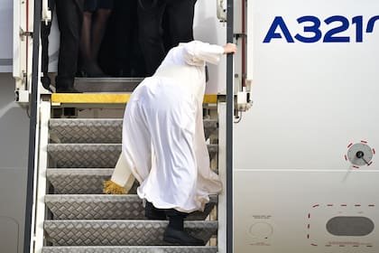 El Papa se tropezó al subirse al avión en el aeropuerto internacional de Atenas