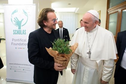 Reunión con Bono Vox, el líder de la banda de rock U2, en el Vaticano el 19 de septiembre de 2018