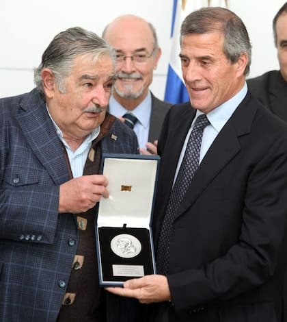 Como presidente uruguayo entrega un reconocimiento al director técnico de la selección uruguaya de fútbol, Oscar Washington Tabárez el 26 de julio de 2011, tras la conquista de la Copa América 2011