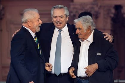 El entonces presidente de Argentina, Alberto Fernández, Luiz Inácio Lula da Silva y José Mujica reunidos en Buenos Aires, el 10 de diciembre de 2021