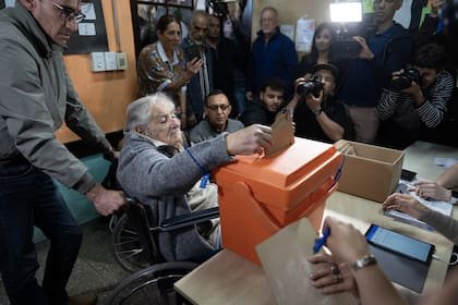 Emitiendo su voto durante las elecciones nacionales 2024 en la Escuela Número 149 en Montevideo, el 27 de octubre de 2024