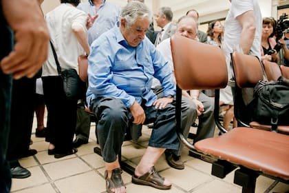 José Mujica tomó juramento al ministro de Economía, vestido con pantalones pescadores y sandalias