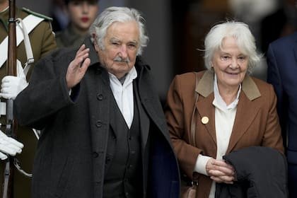 Junto a su mujer en el palacio presidencial de La Moneda para una ceremonia conmemorativa del 50º aniversario del golpe militar que derrocó al gobierno del fallecido presidente Salvador Allende en Santiago de Chile, el 11 de septiembre de 2023