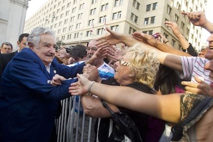 Recibido por una multitud tras reunirse con el presidente de Chile, Sebastián Piñera, en el Palacio de La Moneda, Santiago, el 10 de marzo de 2014