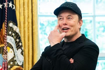 Elon Musk se señala el ojo durante una conferencia de prensa con el presidente estadounidense Donald Trump en la Oficina Oval de la Casa Blanca en Washington, D.C., el 30 de mayo de 2025