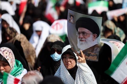Mujeres sostienen carteles del líder asesinado, el ayaotllah Ali Khamenei, durante la oración del mediodía del viernes en el recinto de la mezquita de Mosalla en Teheran