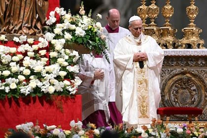 
El papa León XIV preside la vigilia pascual, en el marco de las celebraciones de la Semana Santa, en la basílica de San Pedro, en el Vaticano, el 4 de abril de 2026 (Foto de Andreas SOLARO / AFP)
