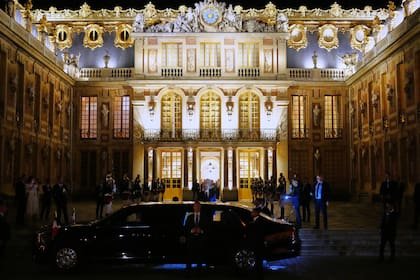 El presidente de Estados Unidos, Donald Trump, sale del Palacio de Versalles en la madrugada del jueves 18 de junio de 2026, en Versalles, Francia