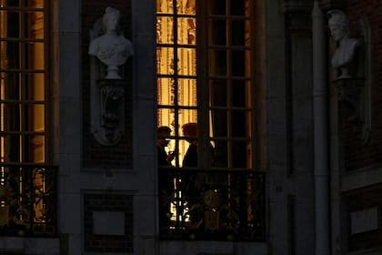 El presidente de Francia, Emmanuel Macron, y el presidente de Estados Unidos, Donald Trump, conversan en el interior del Palacio de Versalles antes de una cena para conmemorar el 250.º aniversario de la independencia de Estados Unidos