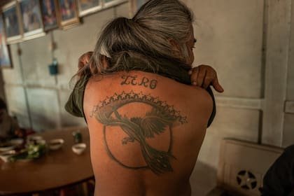 Ko Thet Gyi, también conocido como Hermano Cero, mostrando sus tatuajes