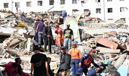 La furia en Venezuela por la lenta ayuda oficial para rescatar sobrevivientes bajo los escombros
