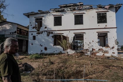 Un edificio cercano a un templo que fue alcanzado por un ataque aéreo del ejército de Myanmar en territorio controlado por los rebeldes
