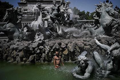 Un hombre se refresca en una fuente de Burdeos durante la ola de calor que afecta a Francia