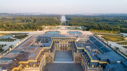 Vista aérea del imponente Palacio de Versalles 