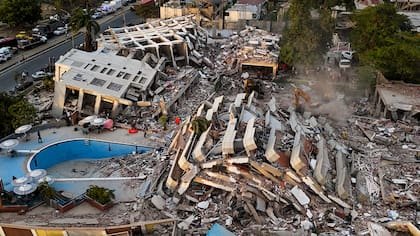Vista aérea de edificios destruidos en Caraballeda, en La Guaira, Venezuela, el 29 de junio de 2026, tras dos grandes terremotos. (Miguel Medina/pool photo vía AP)