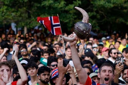 Aficionados de Noruega reaccionan mientras siguen el partido de los octavos de final del Mundial 2026 entre Brasil y Noruega durante un evento para ver el encuentro en Hudson Yards Backyard, en la ciudad de Nueva York, el 5 de julio de 2026.