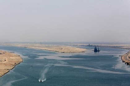ARCHIVO - Una lancha militar vigila la entrada a una nueva sección del canal de Suez en Ismailia, Egipto
