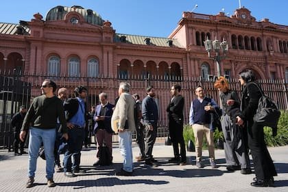 En la Argentina, los periodistas acreditados no pudieron acceder durante una semana a la sala de prensa, después de que el presidente Javier Milei les bloqueara el acceso (23 de abril de 2026). (AP Foto/Rodrigo Abd)