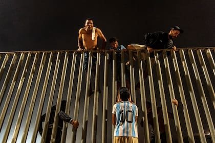La camiseta de Messi en la valla que separa Marruecos de España