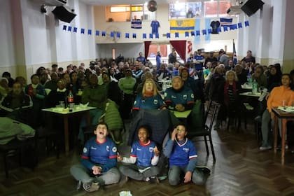 La colectividad local de Cabo Verde se reunió a ver el partido contra España en la Sociedad Caboverdiana de Dock Sud, Avellaneda