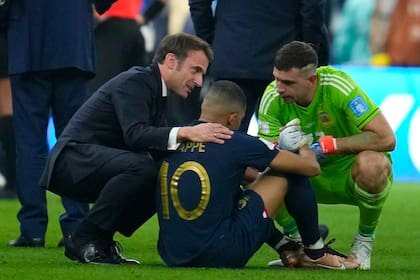 Macron fue criticado por consolar a Mbappé en la final de 2022
