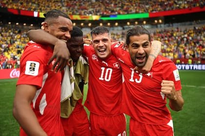 Manuel Akanji #5, Breel Embolo #7, Granit Xhaka #10 y Ricardo Rodriguez #13, figuras de la selección suiza