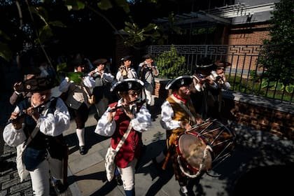 Recreacionistas del Ejército de Massachusetts de 1775 marchan cerca del Independence Hall, en Filadelfia, por los festejos del 250° aniversario