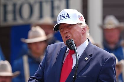 Trump habla durante la inauguración de la Biblioteca Presidencial Theodore Roosevelt, en Medora, Dakota del Norte