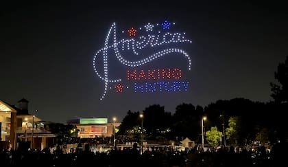 Un espectáculo de drones ilumina el cielo junto al Independence Hall, en Filadelfia, en la antesala del Día de la Independencia