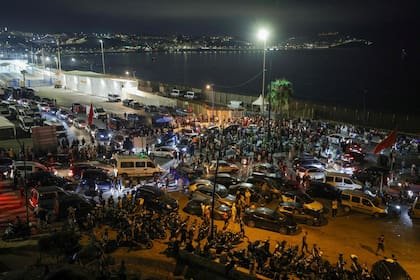 Un grupo de personas se reúne en Bab Sebta, en la frontera entre Marruecos y España