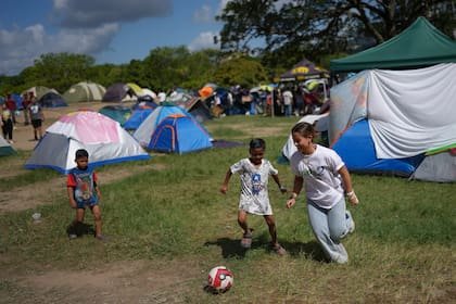 Un voluntario juega al fútbol con niños en el Parque Francisco de Miranda en Caracas, Venezuela, donde se encuentran acampando personas cuyas casas resultaron dañadas por los terremotos