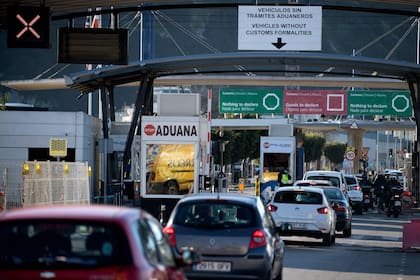 Vehículos hacen fila en La Línea de la Concepción, en la frontera entre España y Gibraltar, el 4 de enero de 2021