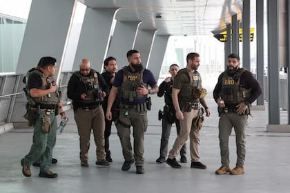 Agentes federales en el aeropuerto de LaGuardia, en Nueva York.