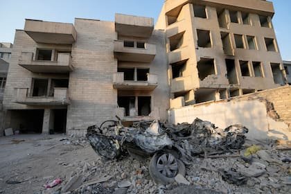 Autos y edificios residenciales dañados en un ataque estadounidense-israelí permanecen en ruinas en Teherán