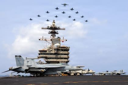 El Ala Aérea Embarcada (CVW) 7 volando en formación sobre el USS George H.W. Bush (CVN 77), en el mar Arábigo